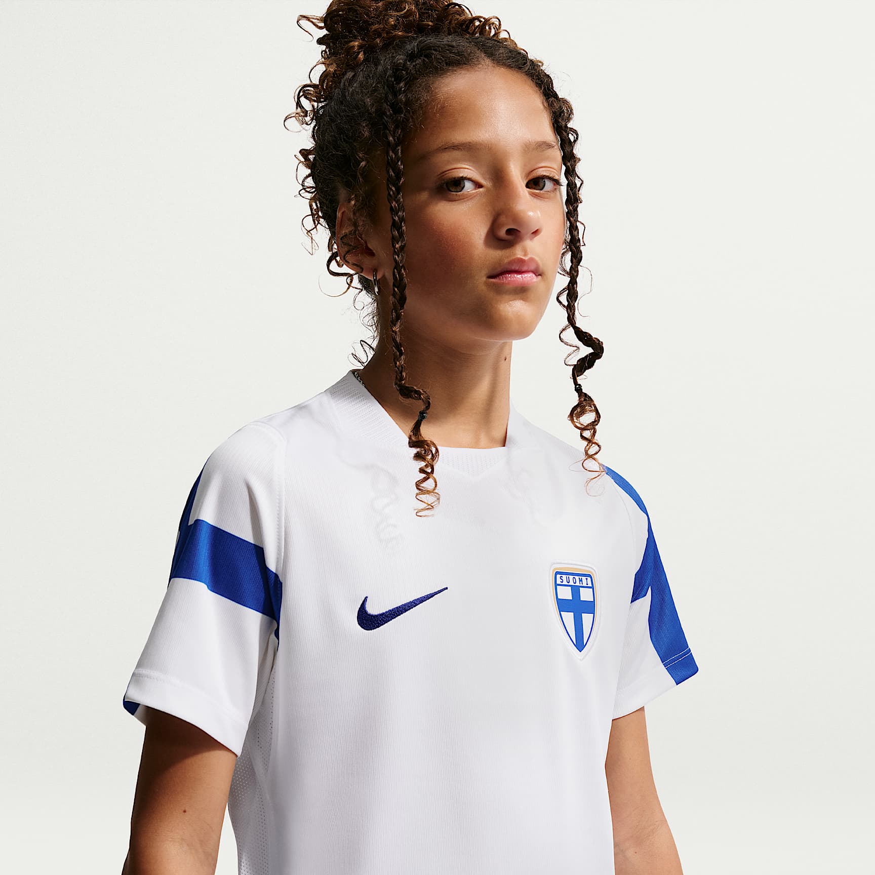 Jersey de fútbol Nike Dri-FIT Replica para niños talla grande Finland 2026 Stadium Away – Blanco/Hiperazul – vista 2