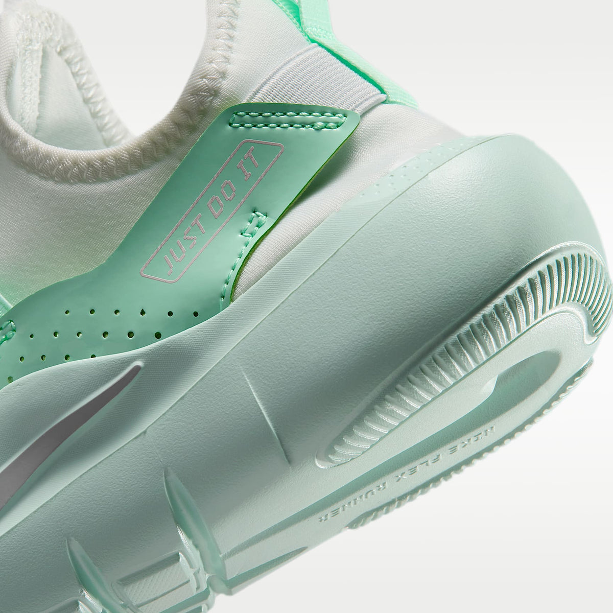 Nike Flex Runner 4 – Blanco cumbre/Verde ártico/Verde ligero/Polvo fotón – vista 8