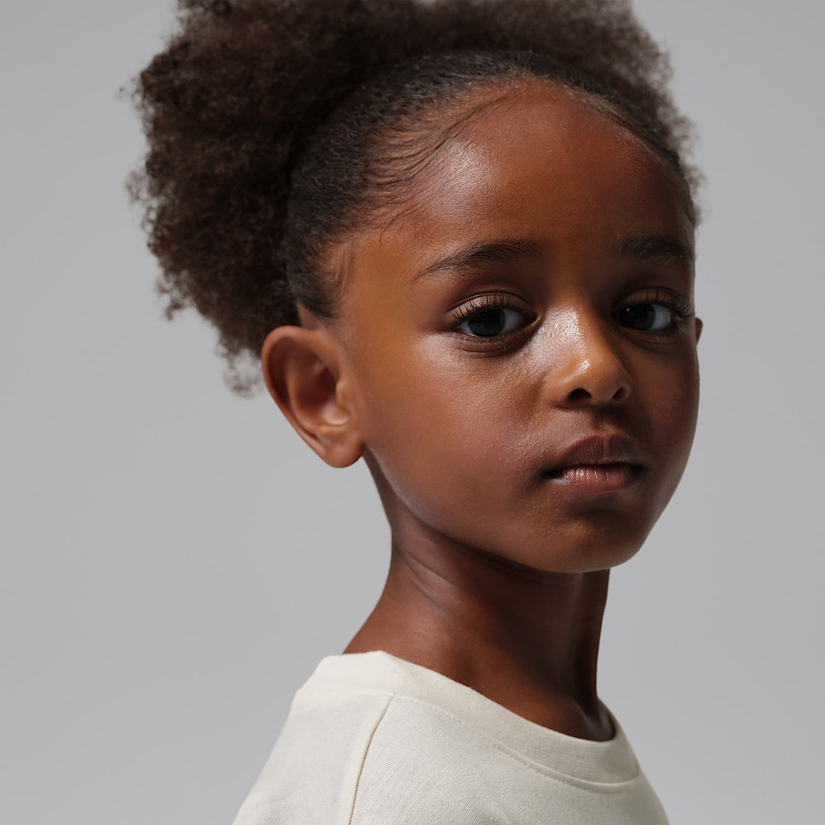 Playera de encaje floral para niños talla pequeña Jordan – Tiza – vista 3