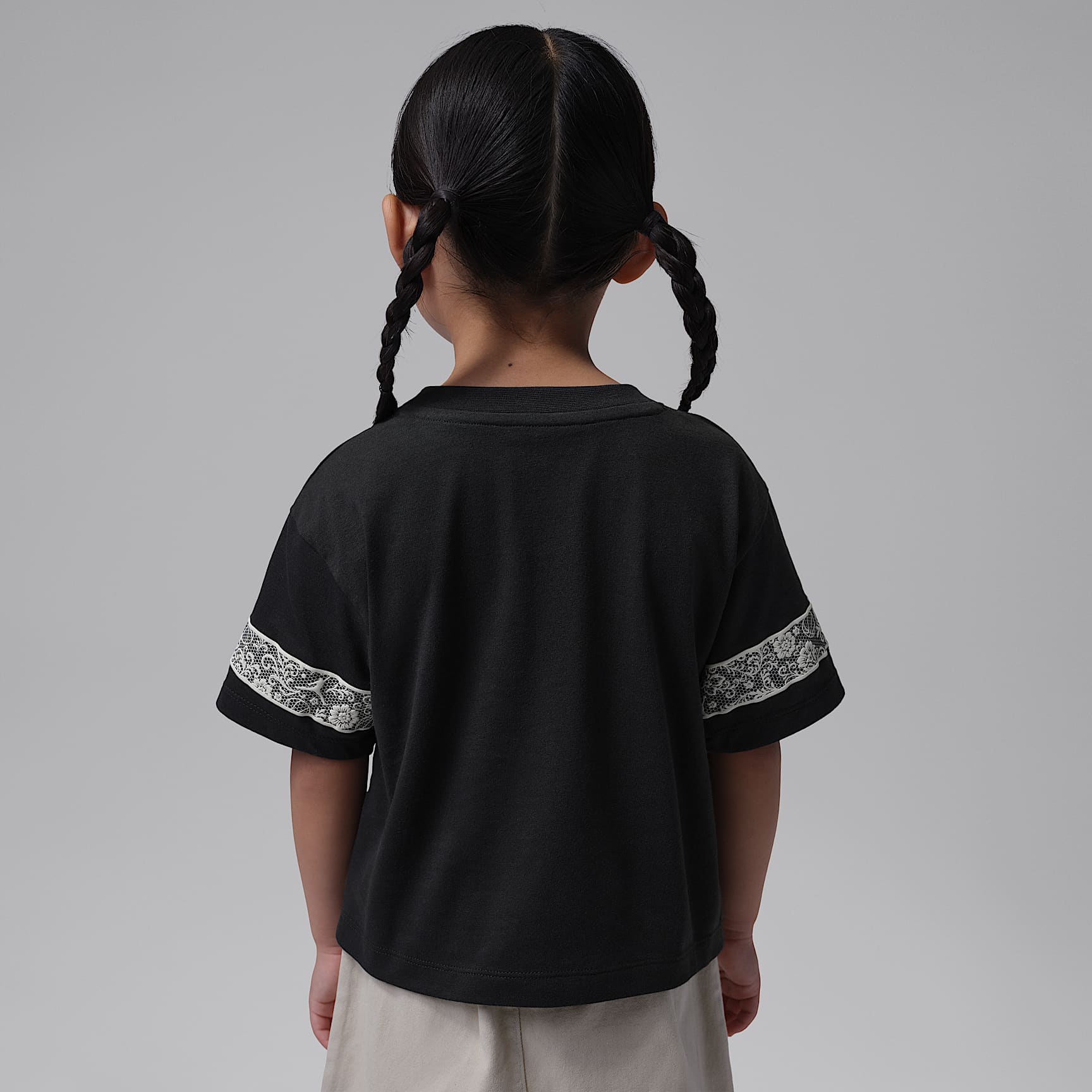 Playera de encaje floral para niños talla pequeña Jordan – Sombrío apagado – vista 2