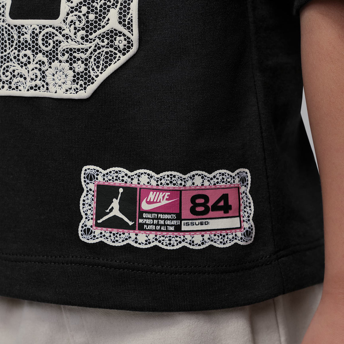 Playera de encaje floral para niños talla pequeña Jordan – Sombrío apagado – vista 5