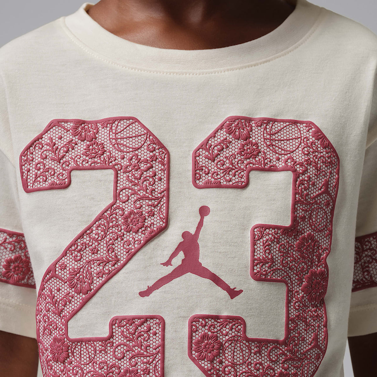 Playera de encaje floral para niños talla pequeña Jordan – Tiza – vista 4
