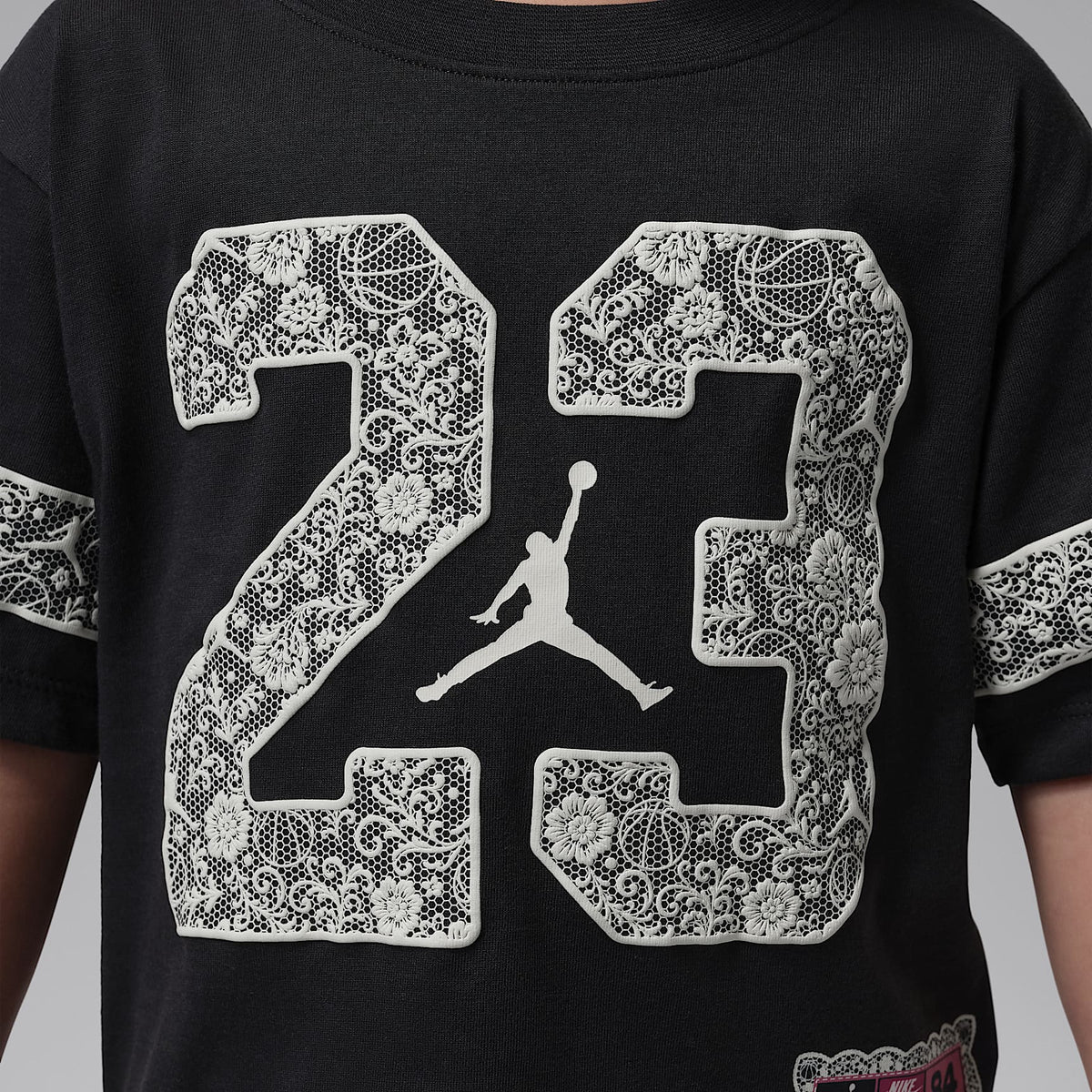 Playera de encaje floral para niños talla pequeña Jordan – Sombrío apagado – vista 4