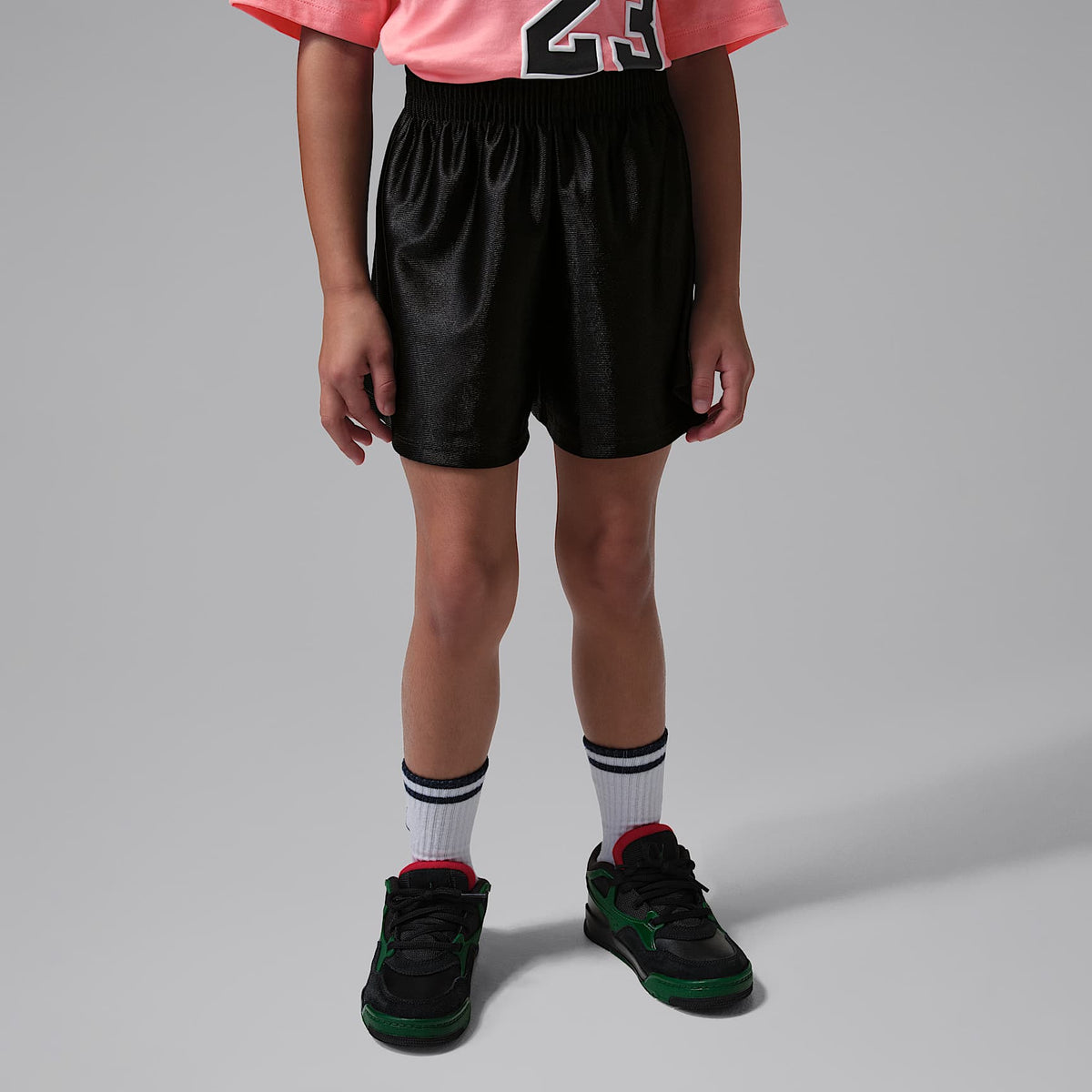 Conjunto de 2 piezas con shorts Flowy Durasheen para niños talla pequeña Jordan – Negro – vista 6