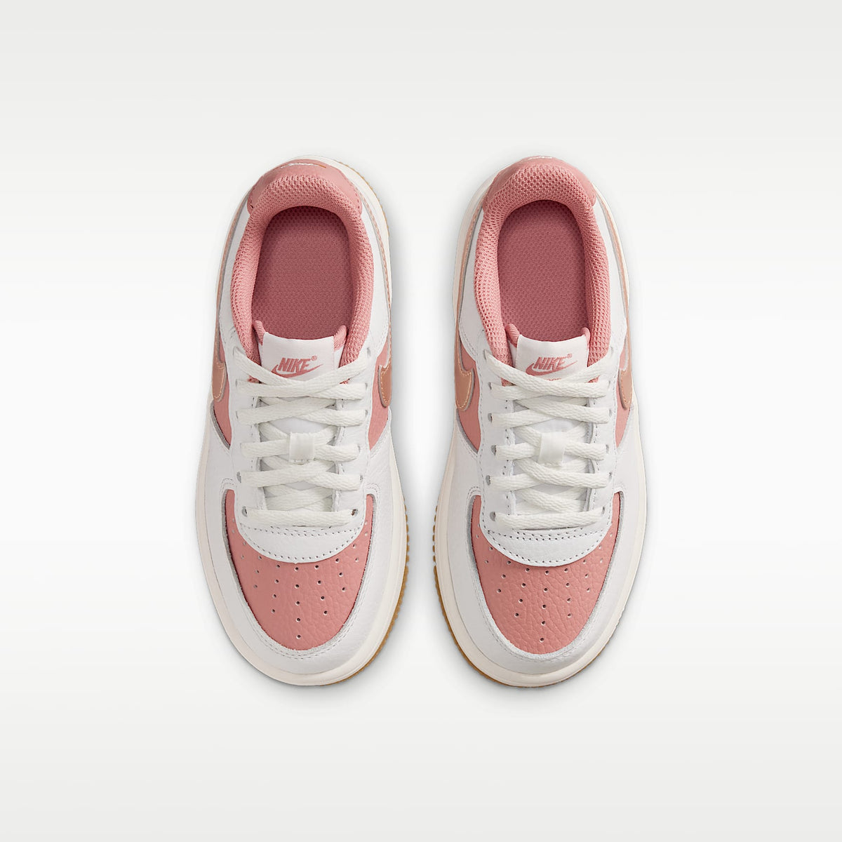 Nike Force 1 Low – Rosa óxido/Blanco cumbre/Vela/Bronce rojo metálico – vista 4