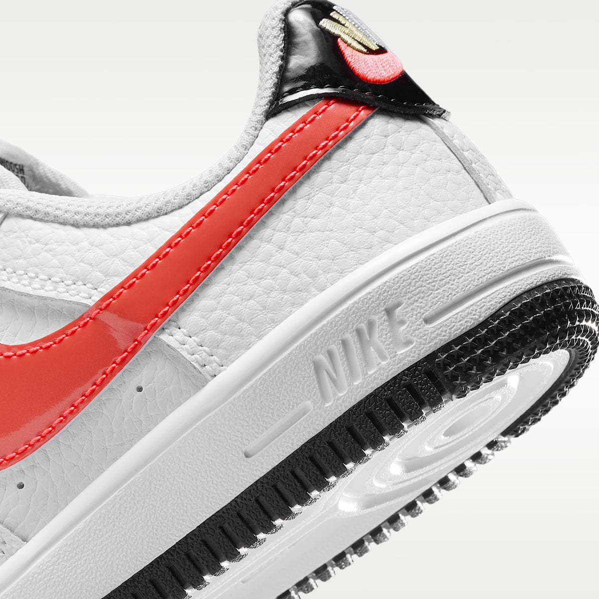 Nike Force 1 Low – Blanco/Negro/Polvo fotón/Carmesí flash – vista 8