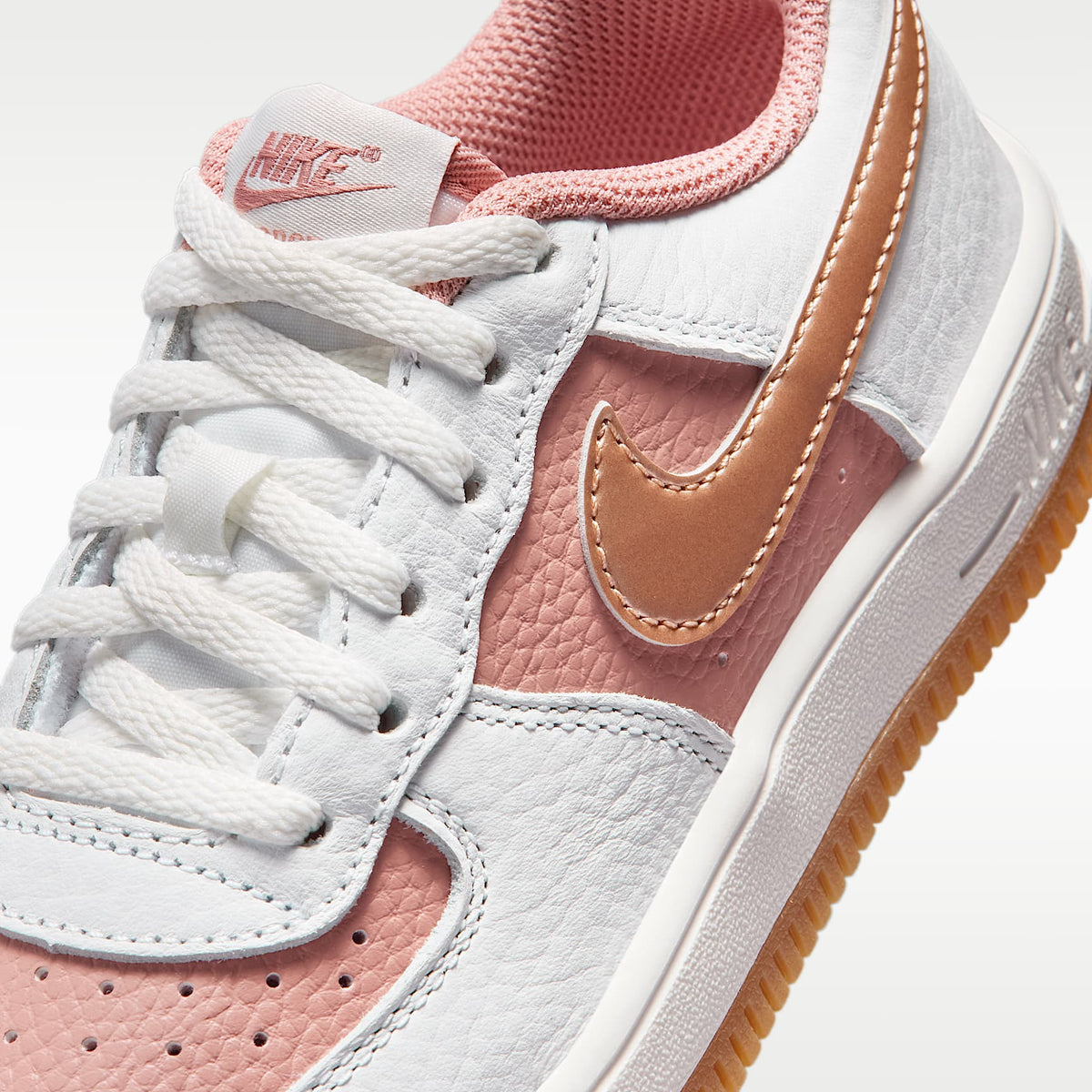 Nike Force 1 Low – Rosa óxido/Blanco cumbre/Vela/Bronce rojo metálico – vista 7