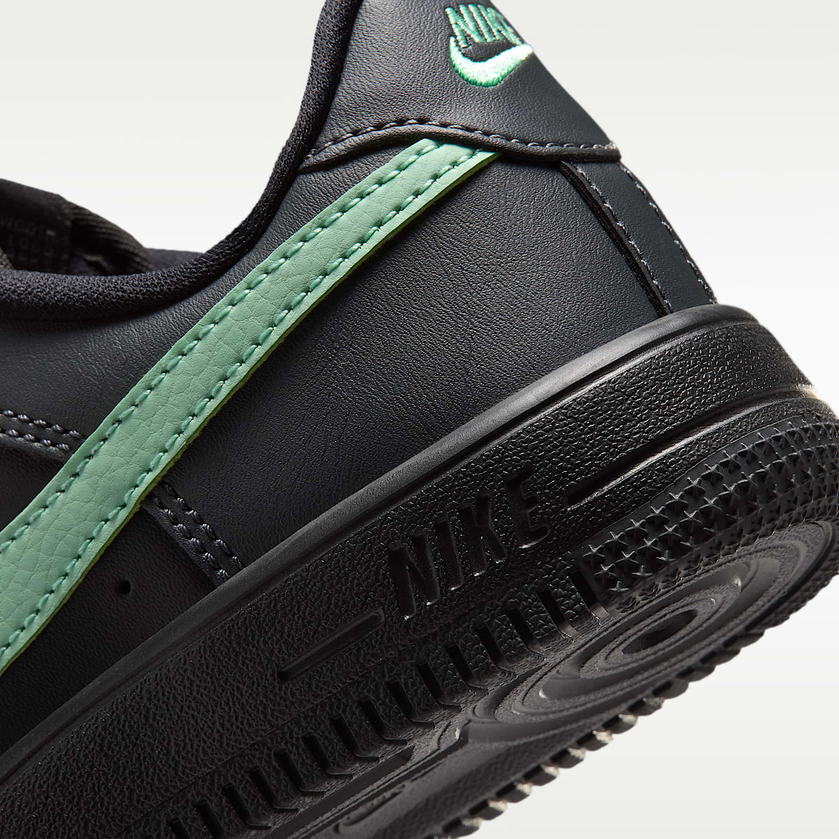 Nike Force 1 Low – Negro/Antracita/Verde ártico – vista 8