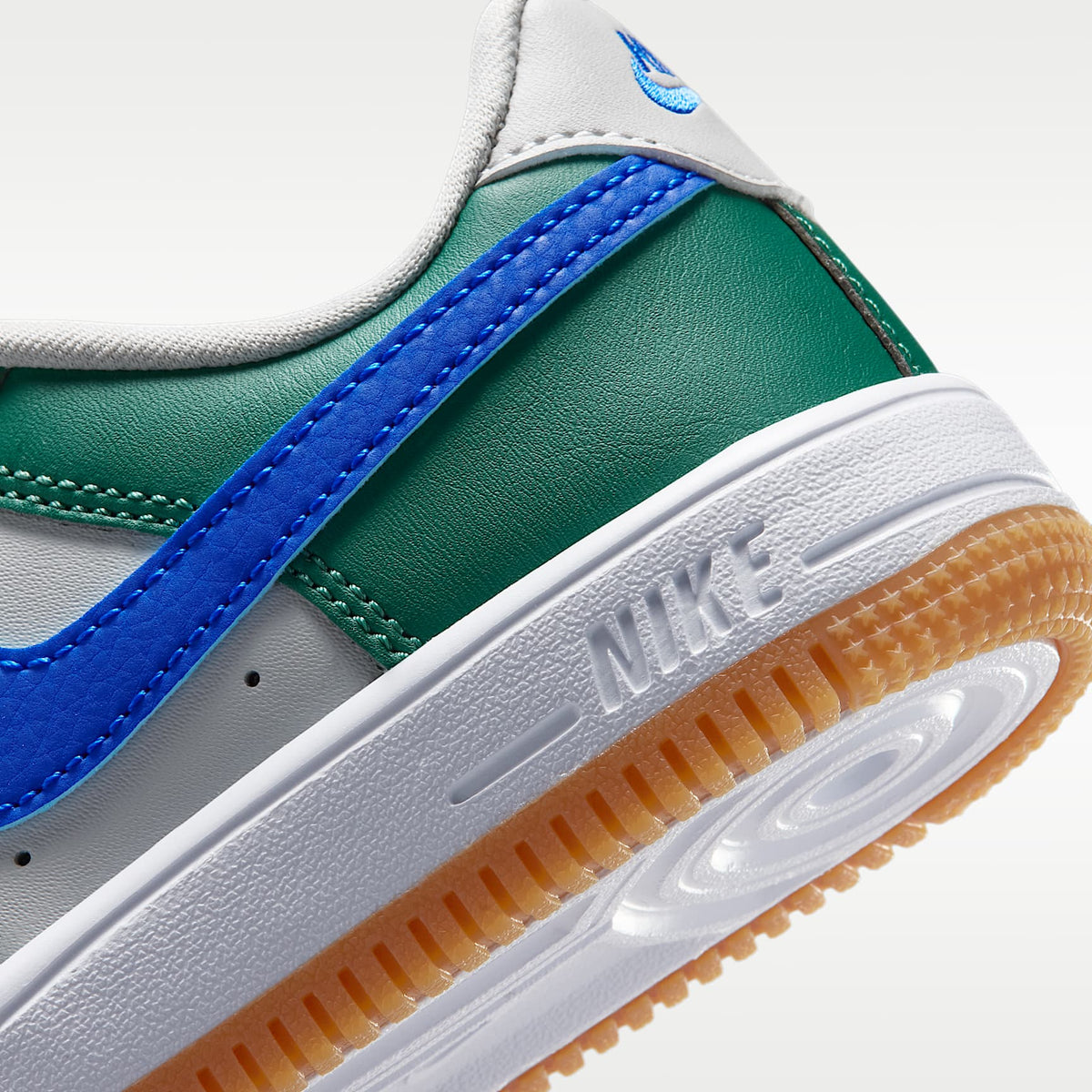 Nike Force 1 Low – Gris niebla/Aura perenne/Blanco/Azul carrera – vista 8