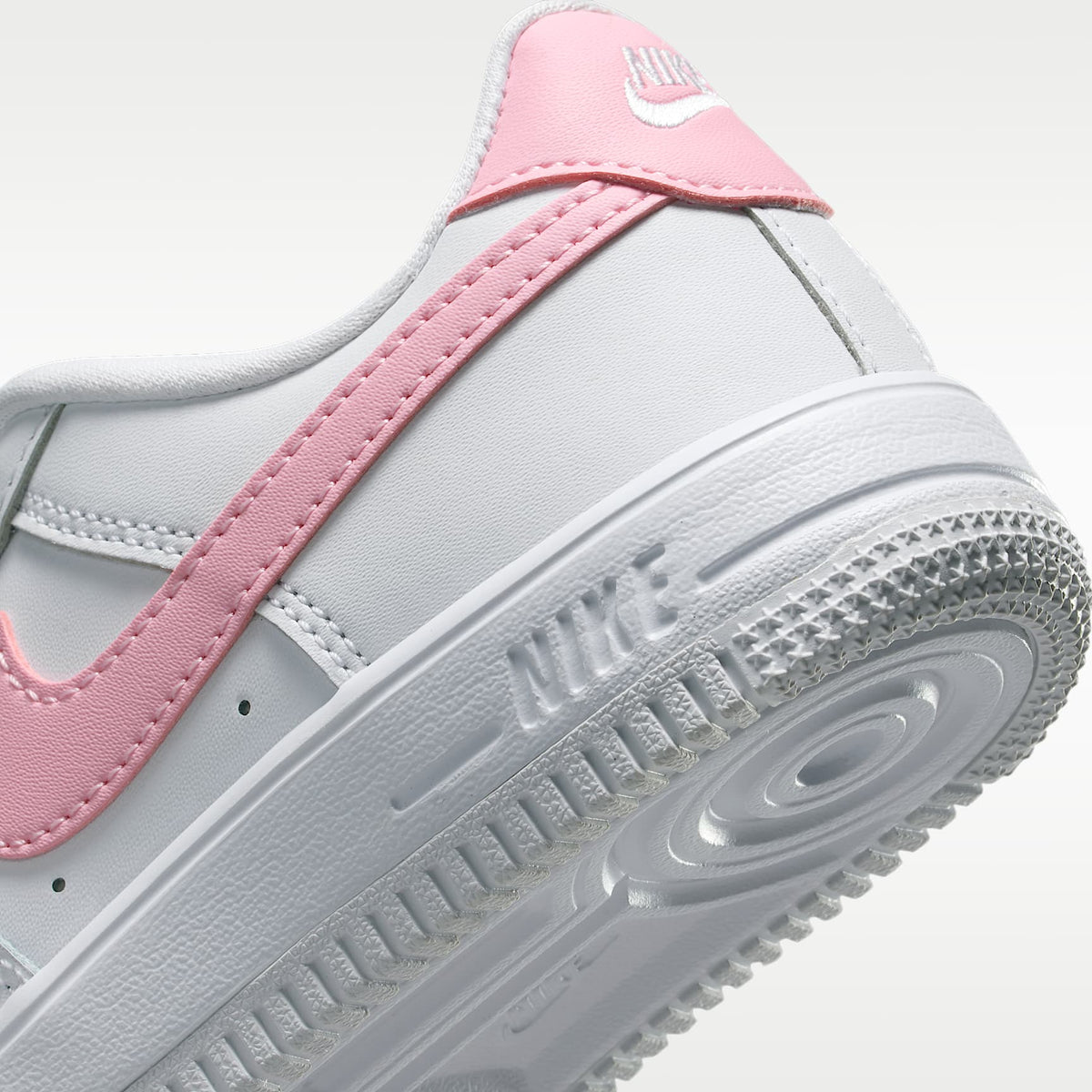 Nike Force 1 Low – Blanco/Blanco/Rosa suave medio – vista 8