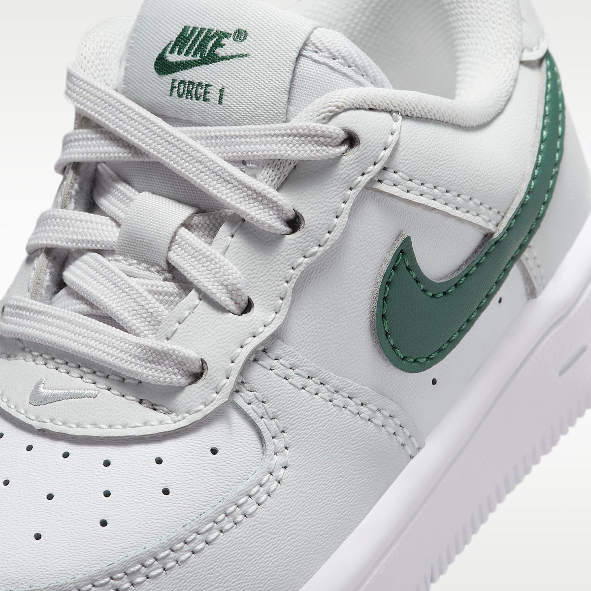 Nike Force 1 Low – Polvo fotón/Abeto/Marrón medio goma/Blanco – vista 7
