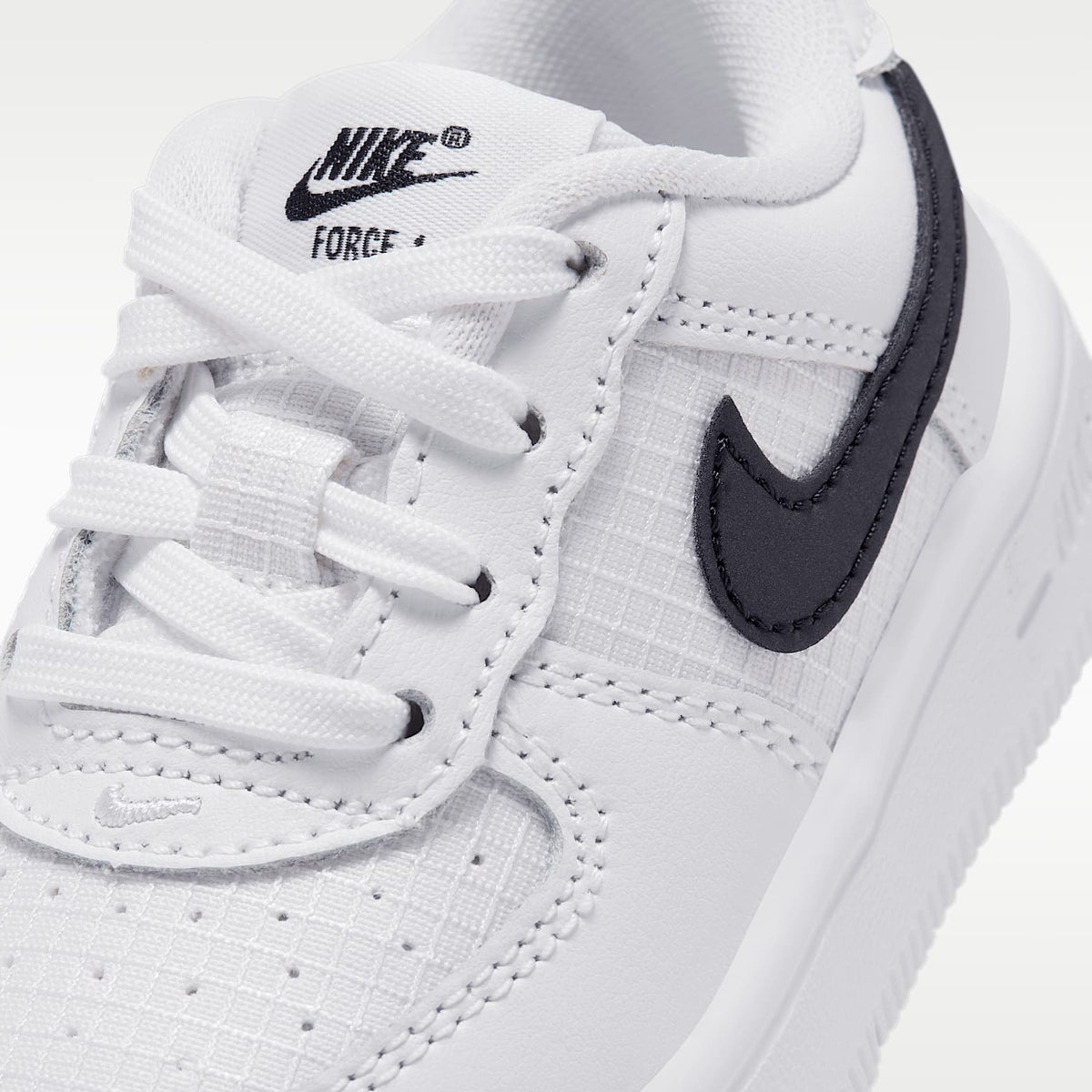 Nike Force 1 Low Tech – Blanco/Blanco/Negro – vista 7