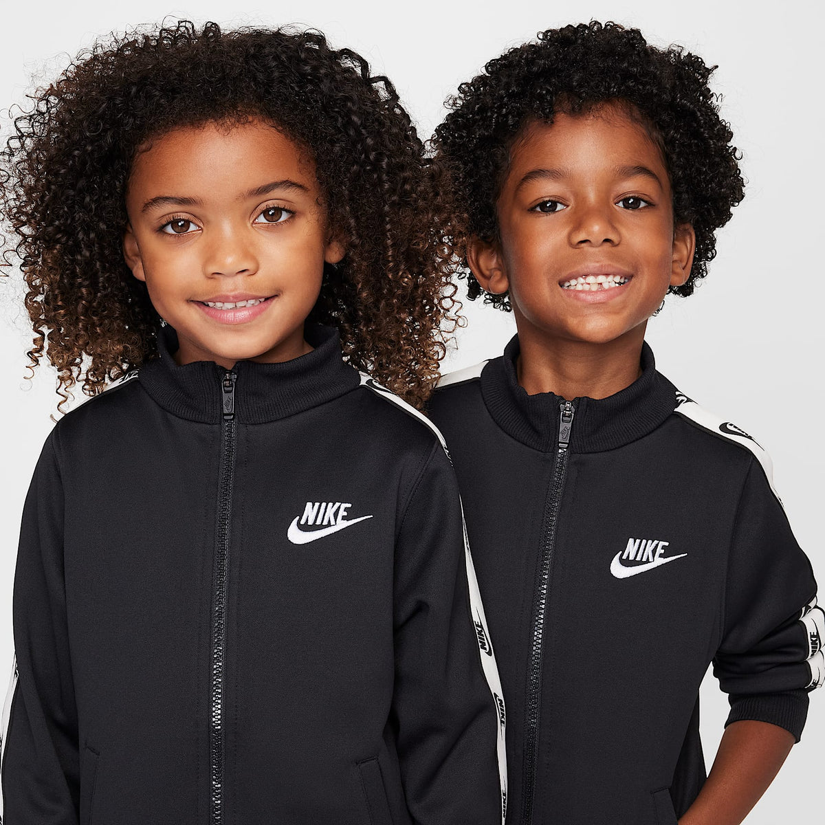 Conjunto de 2 piezas de cierre completo y cinta con logotipos para niños talla pequeña Nike Dri-FIT – Negro – vista 4
