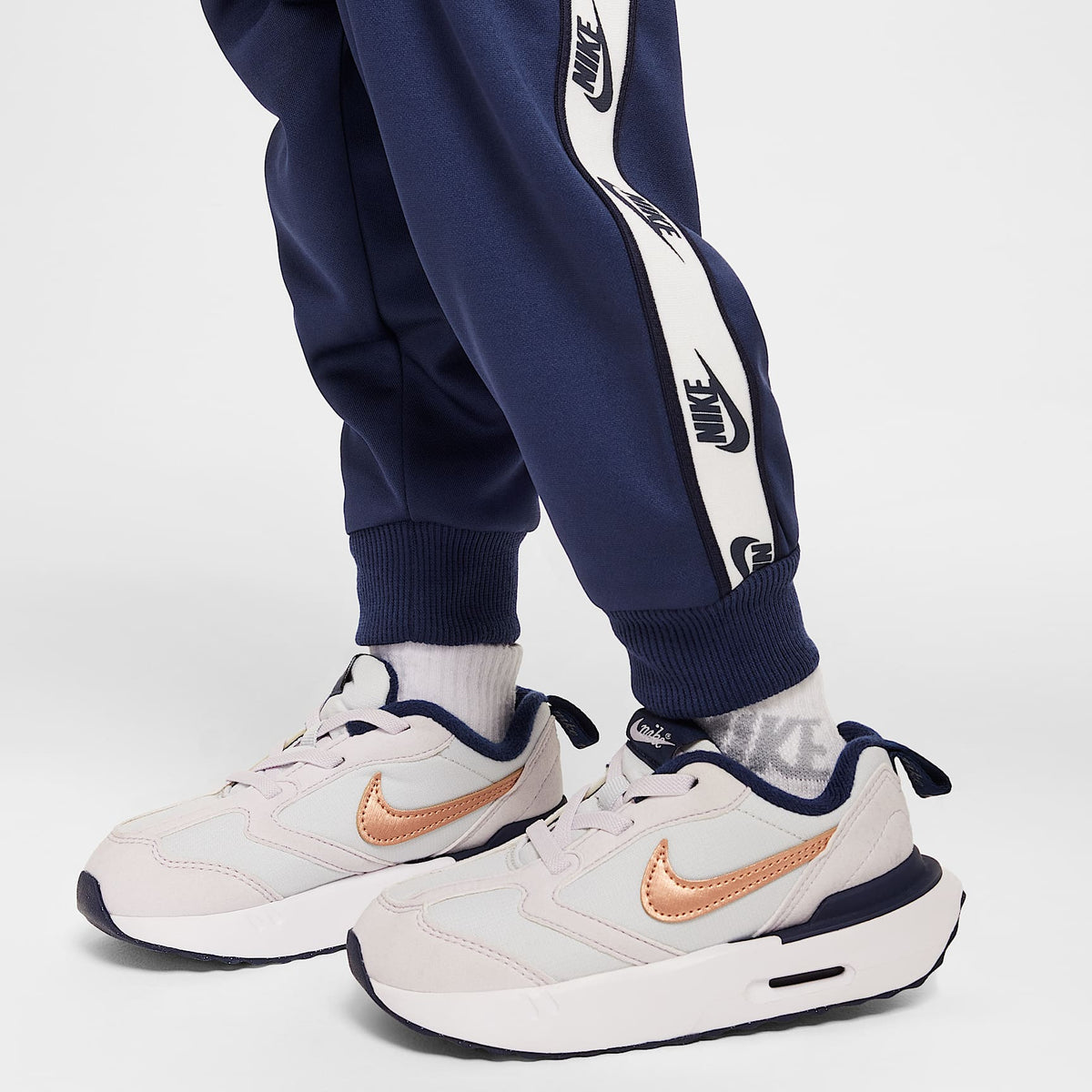 Conjunto de dos piezas de cierre completo y cinta con logotipos infantil Nike Dri-FIT – Azul marino medianoche – vista 5