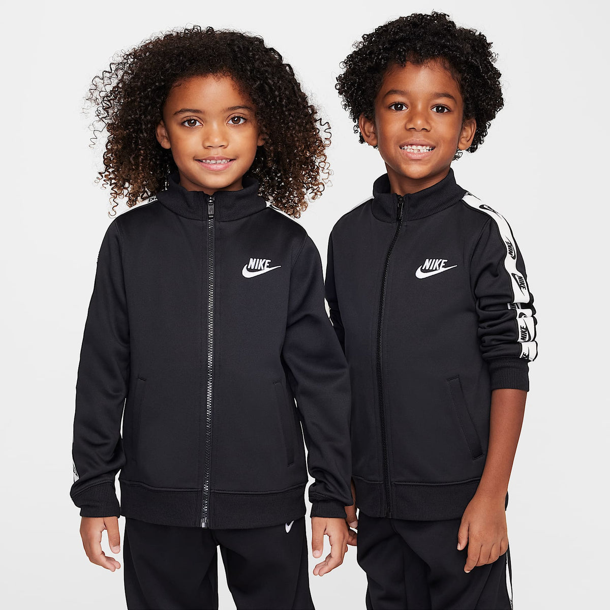 Conjunto de 2 piezas de cierre completo y cinta con logotipos para niños talla pequeña Nike Dri-FIT – Negro – vista 3