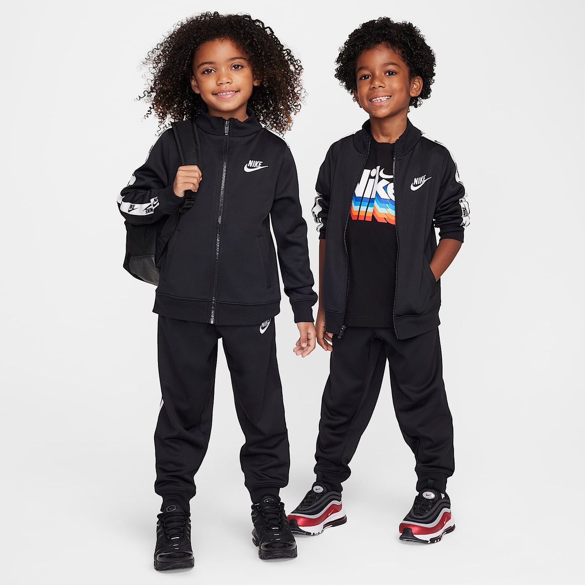 Conjunto de 2 piezas de cierre completo y cinta con logotipos para niños talla pequeña Nike Dri-FIT – Negro – vista 1