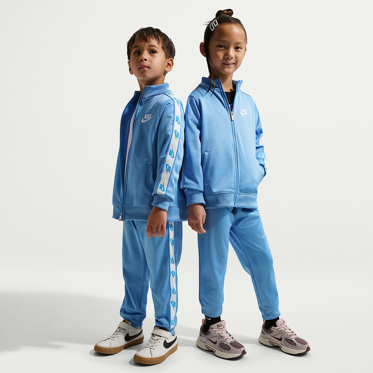 Conjunto de 2 piezas de cierre completo y cinta con logotipos para niños talla pequeña Nike Dri-FIT – Azul – vista 1