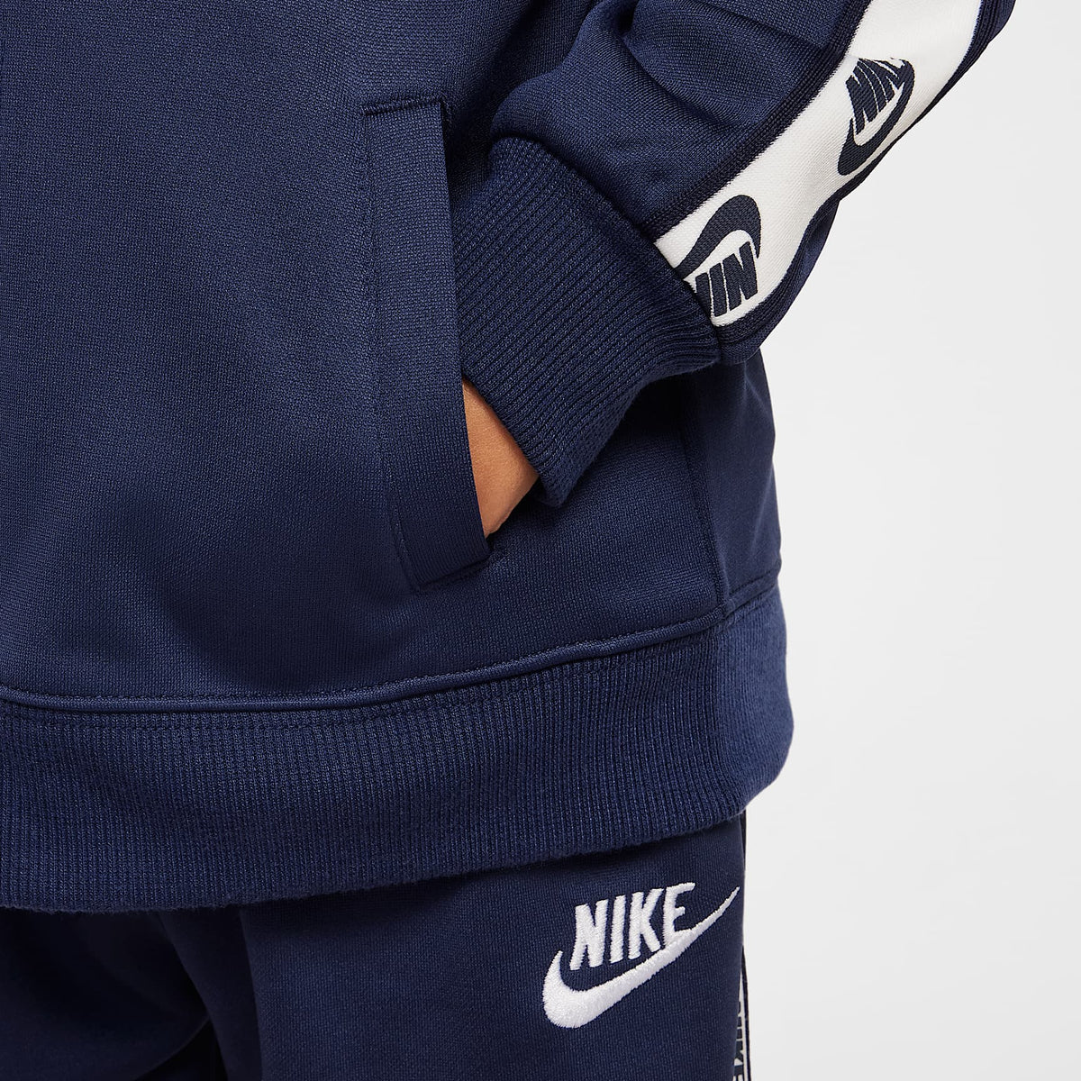Conjunto de dos piezas de cierre completo y cinta con logotipos infantil Nike Dri-FIT – Azul marino medianoche – vista 4