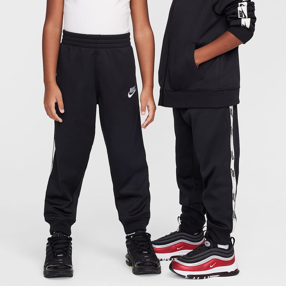 Conjunto de 2 piezas de cierre completo y cinta con logotipos para niños talla pequeña Nike Dri-FIT – Negro – vista 7