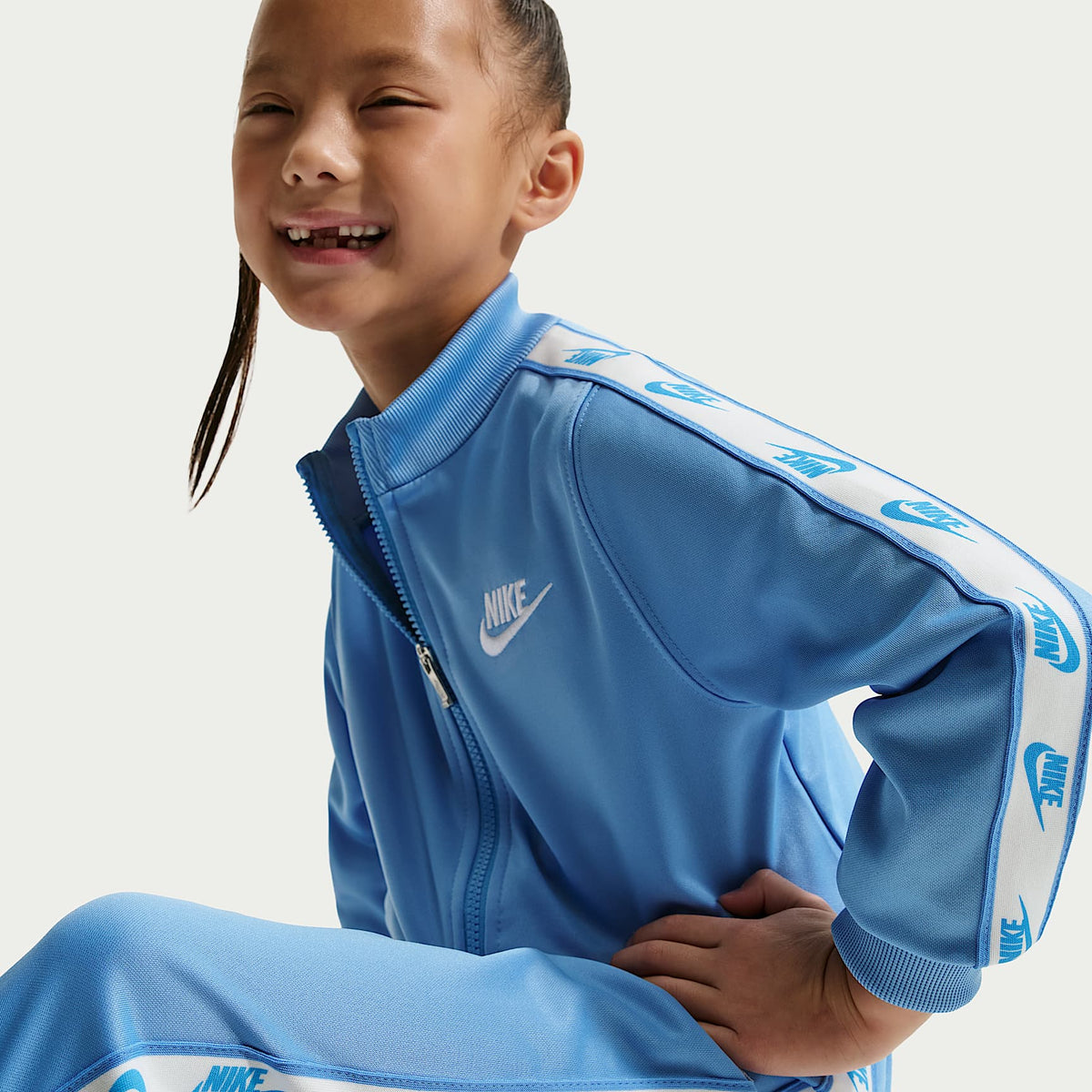 Conjunto de 2 piezas de cierre completo y cinta con logotipos para niños talla pequeña Nike Dri-FIT – Azul – vista 5