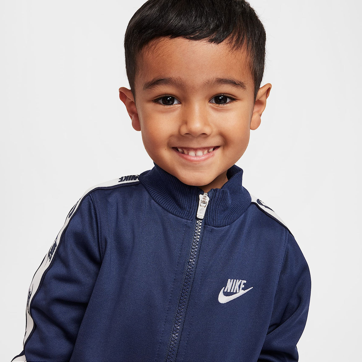 Conjunto de dos piezas de cierre completo y cinta con logotipos infantil Nike Dri-FIT – Azul marino medianoche – vista 3