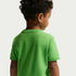Playera Futura Evergreen infantil Nike – Verde – vista 2