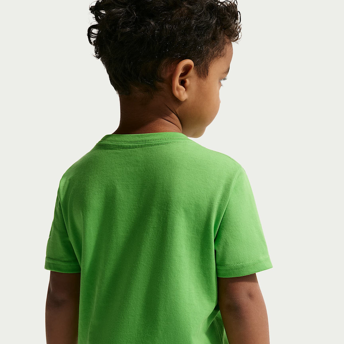Playera Futura Evergreen infantil Nike – Verde – vista 2