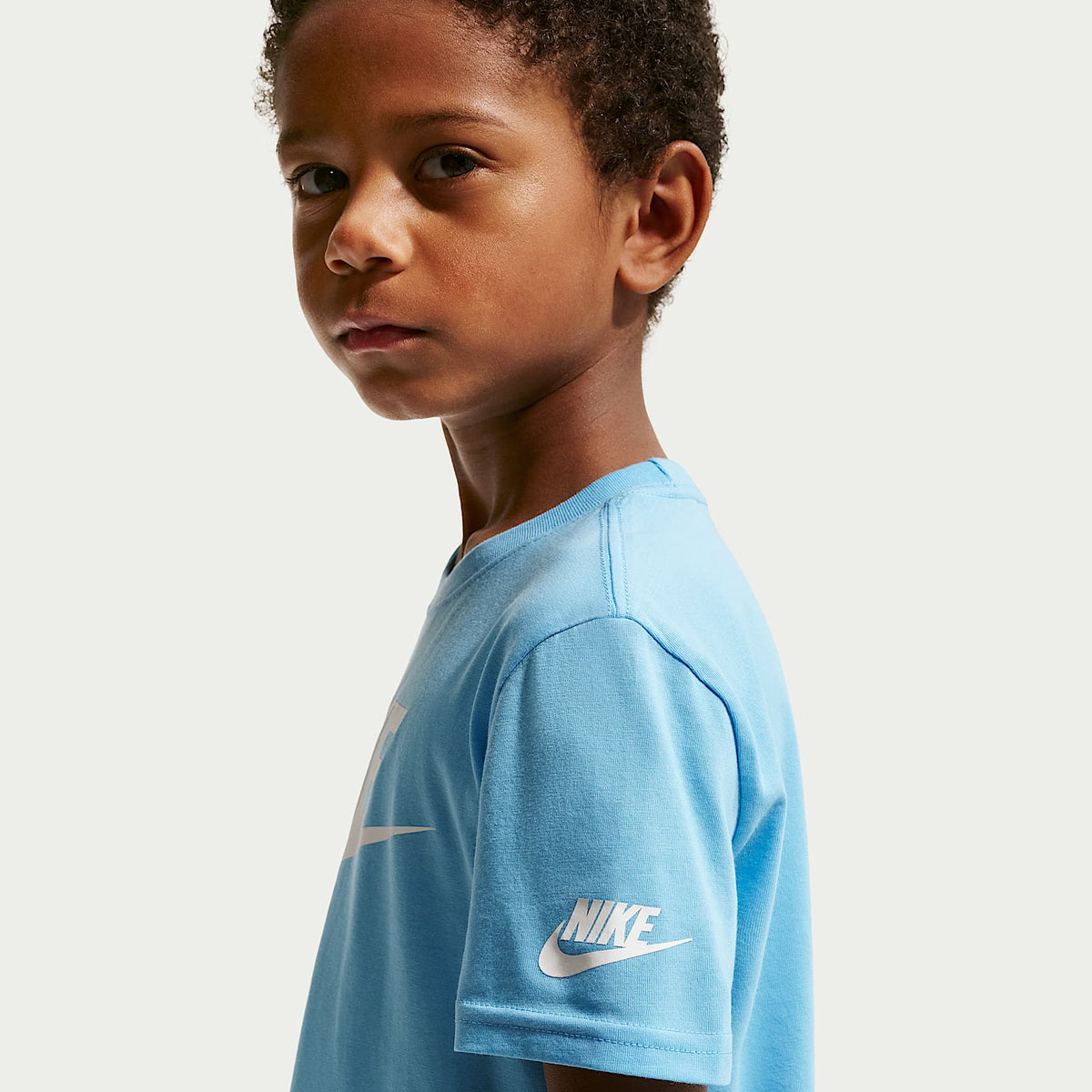 Playera Futura Evergreen para niños talla pequeña Nike – Azul fútbol – vista 2