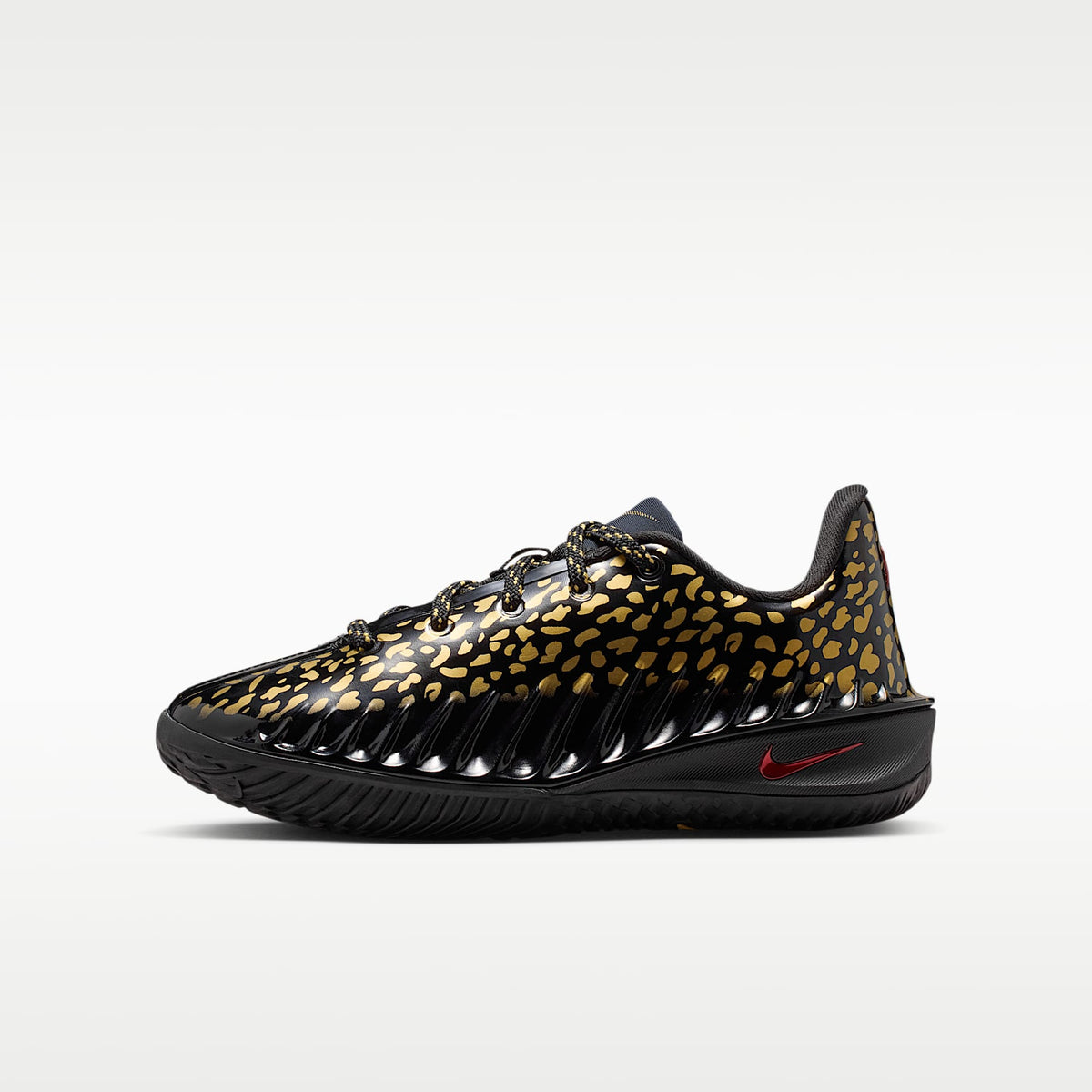 Nike G.T. Cut 4 "Victor Wembanyama" – Negro/Oro metalizado/Carmesí brillante – vista 1
