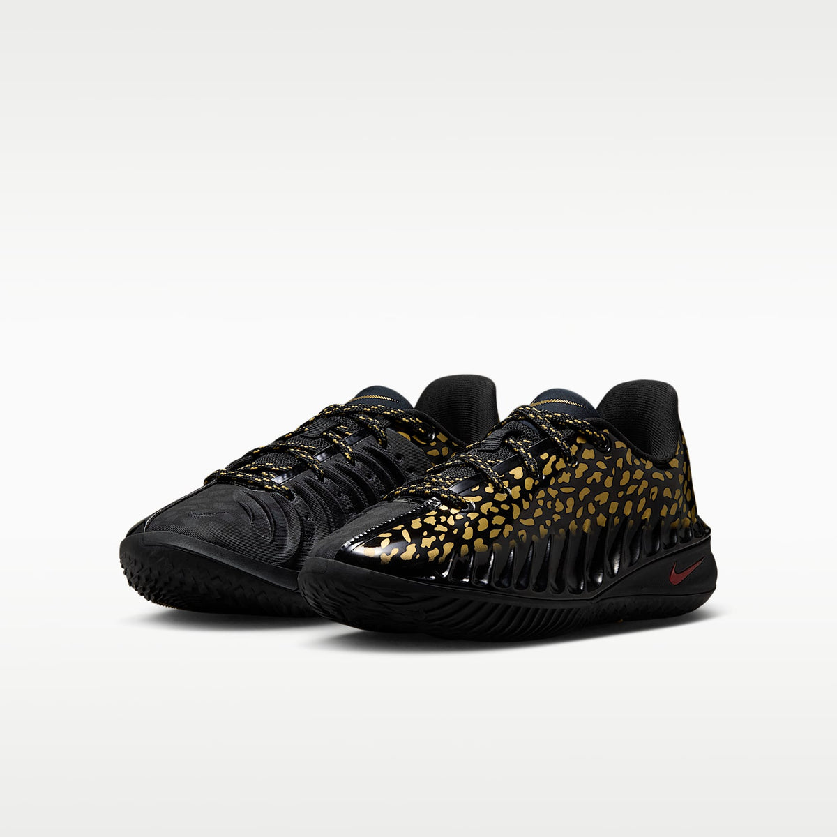 Nike G.T. Cut 4 "Victor Wembanyama" – Negro/Oro metalizado/Carmesí brillante – vista 5