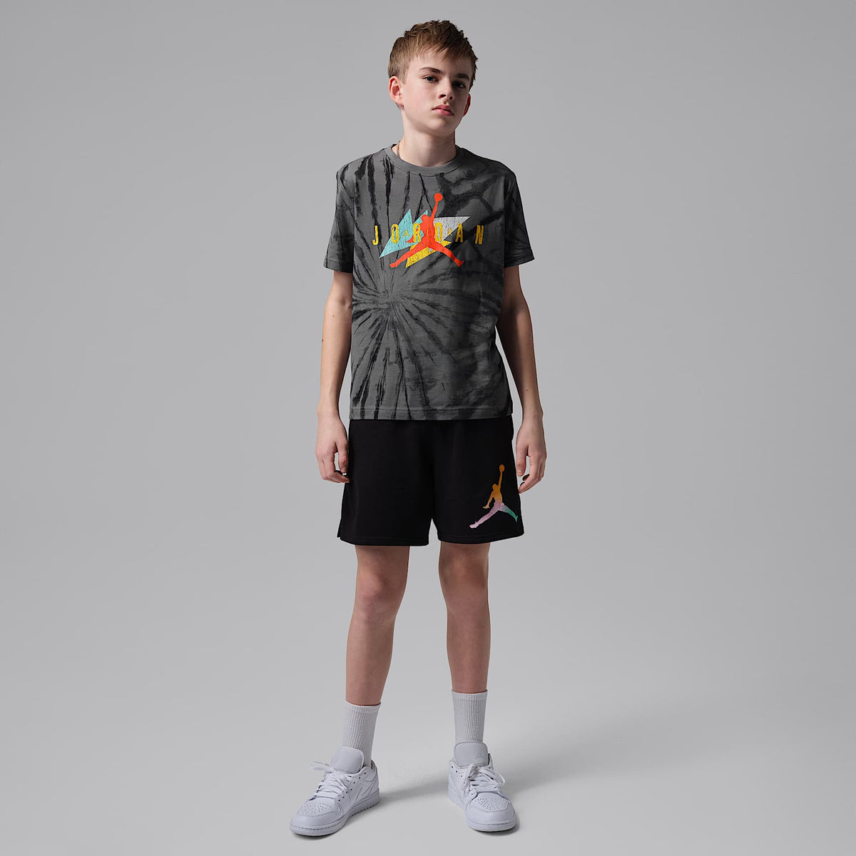 Playera Geo Tie Dye para niños talla grande Jordan – Gris hierro – vista 5