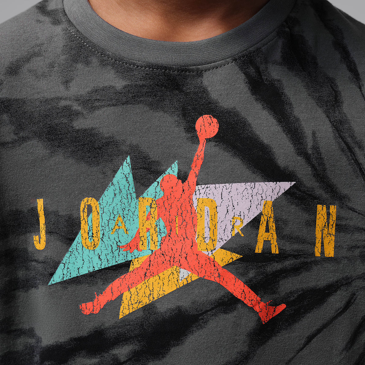 Playera tie-dye Geo para niños talla pequeña Jordan – Gris hierro – vista 4