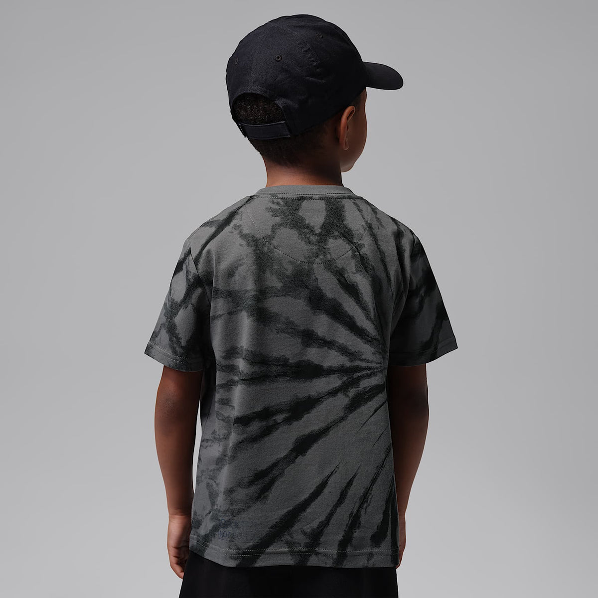 Playera tie-dye Geo para niños talla pequeña Jordan – Gris hierro – vista 2