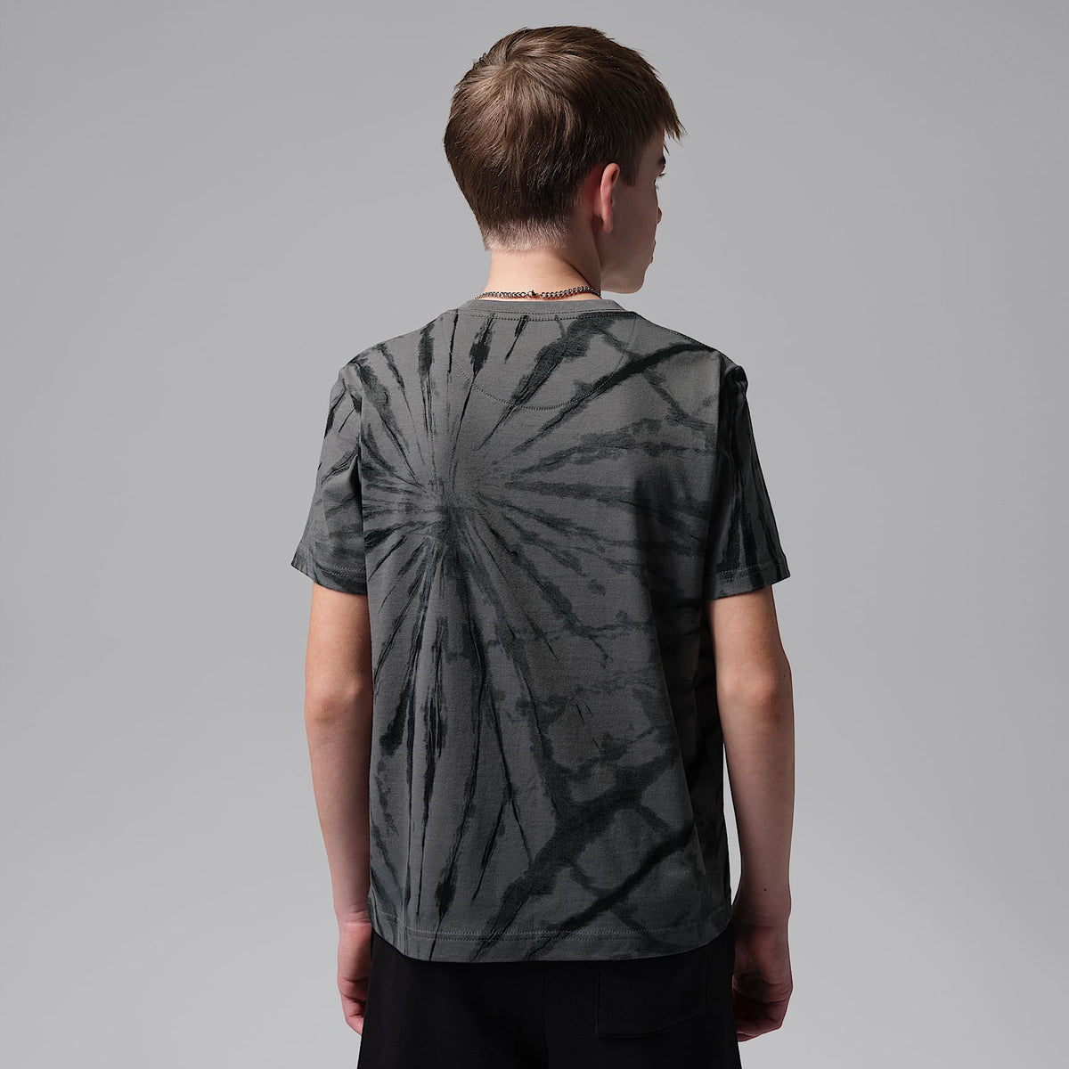 Playera Geo Tie Dye para niños talla grande Jordan – Gris hierro – vista 2