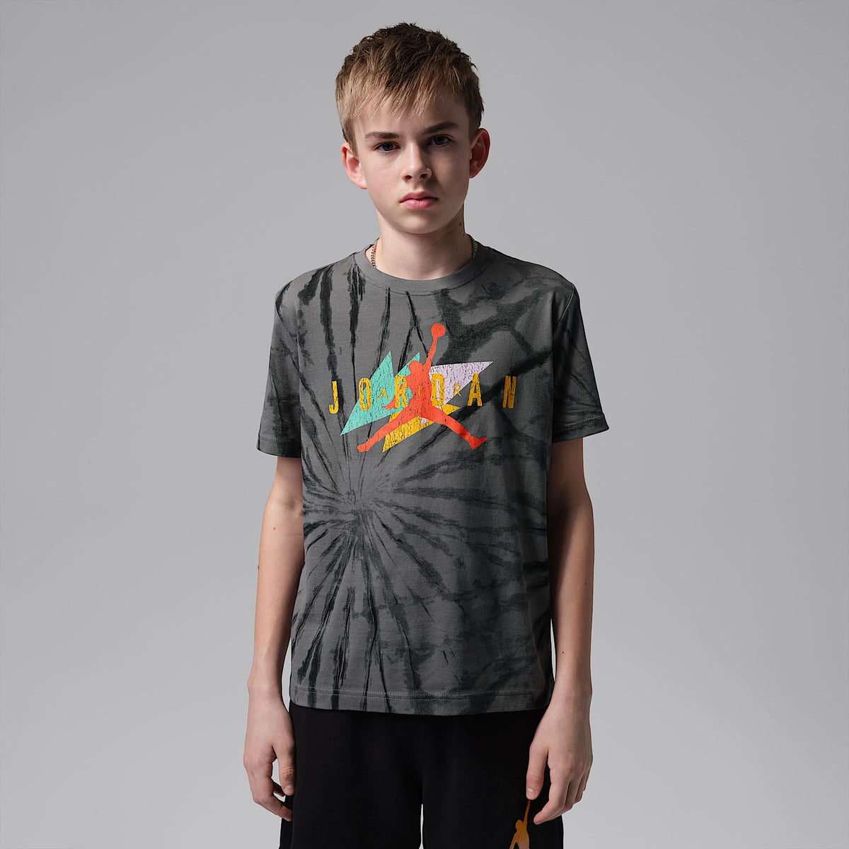 Playera Geo Tie Dye para niños talla grande Jordan – Gris hierro – vista 1