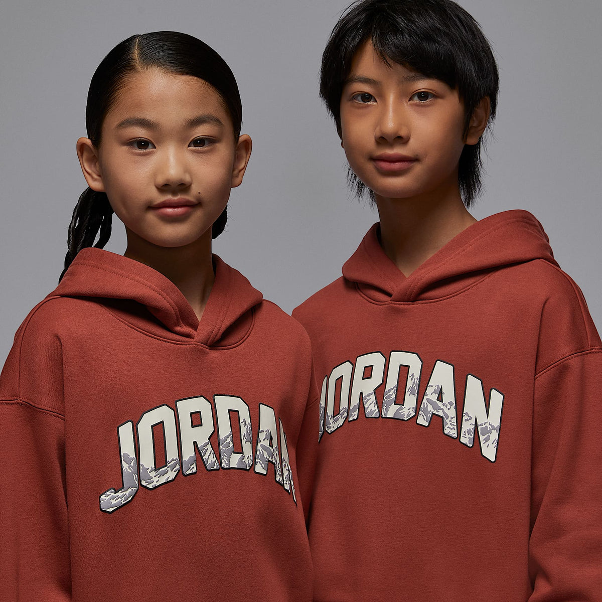 Sudadera con gorro sin cierre Gift Giving Mountain para niños talla grande Jordan – Piedra roja – vista 3