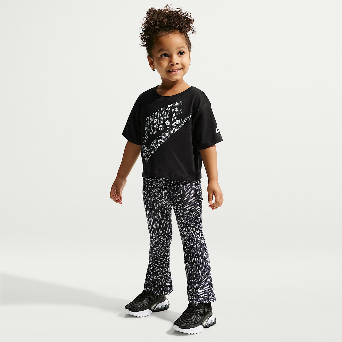 Playera de animal print infantil Nike – Negro – vista 4