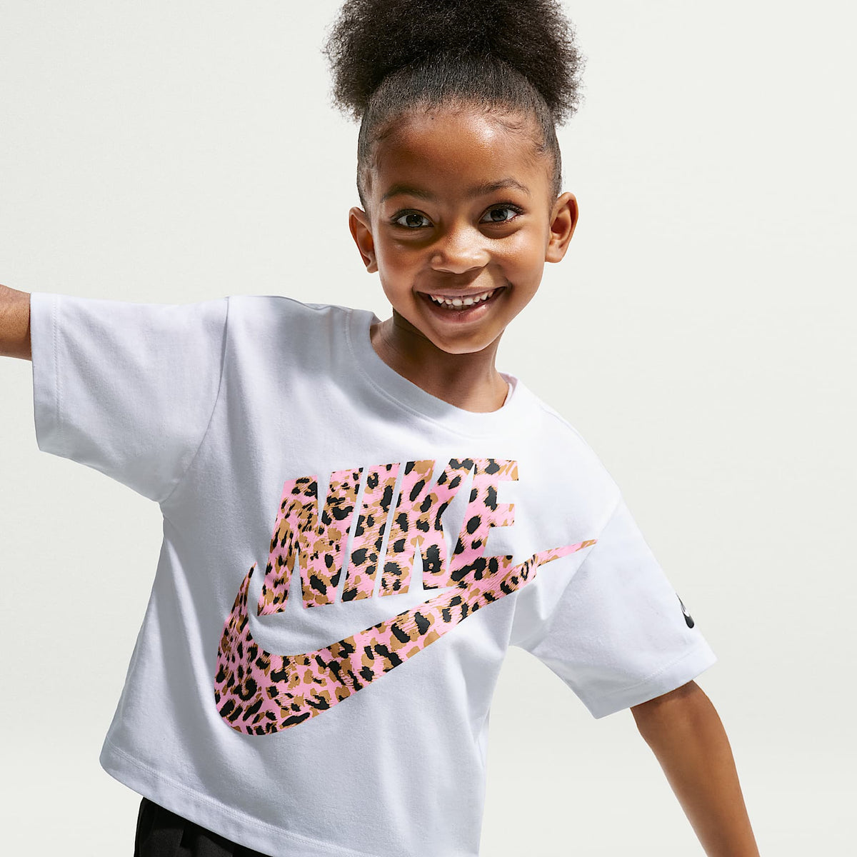 Playera con estampado animal print para niños talla pequeña Nike – Blanco – vista 3