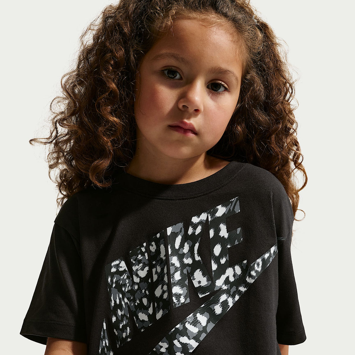 Playera con estampado animal print para niños talla pequeña Nike – Negro – vista 3