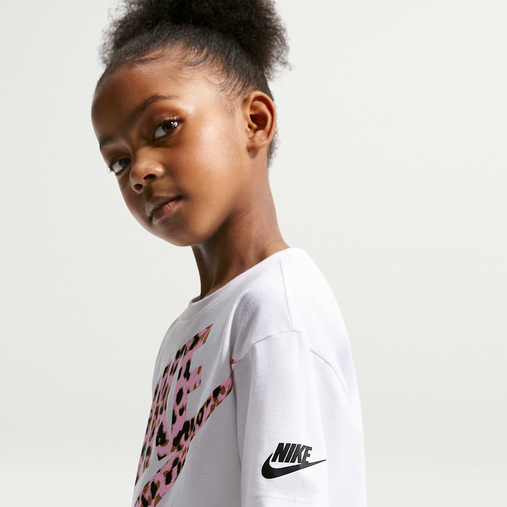 Playera con estampado animal print para niños talla pequeña Nike – Blanco – vista 2