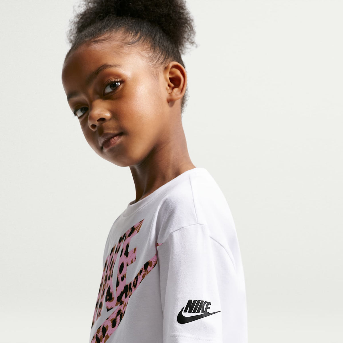 Playera con estampado animal print para niños talla pequeña Nike – Blanco – vista 2