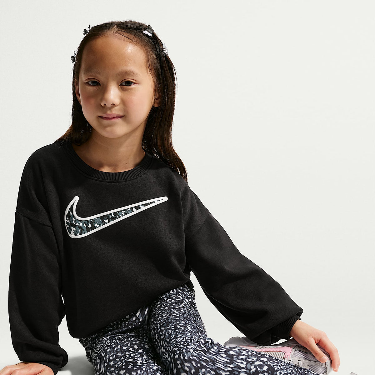 Conjunto de leggings estampados y sudadera de cuello redondo para niños talla pequeña Nike – Negro – vista 6