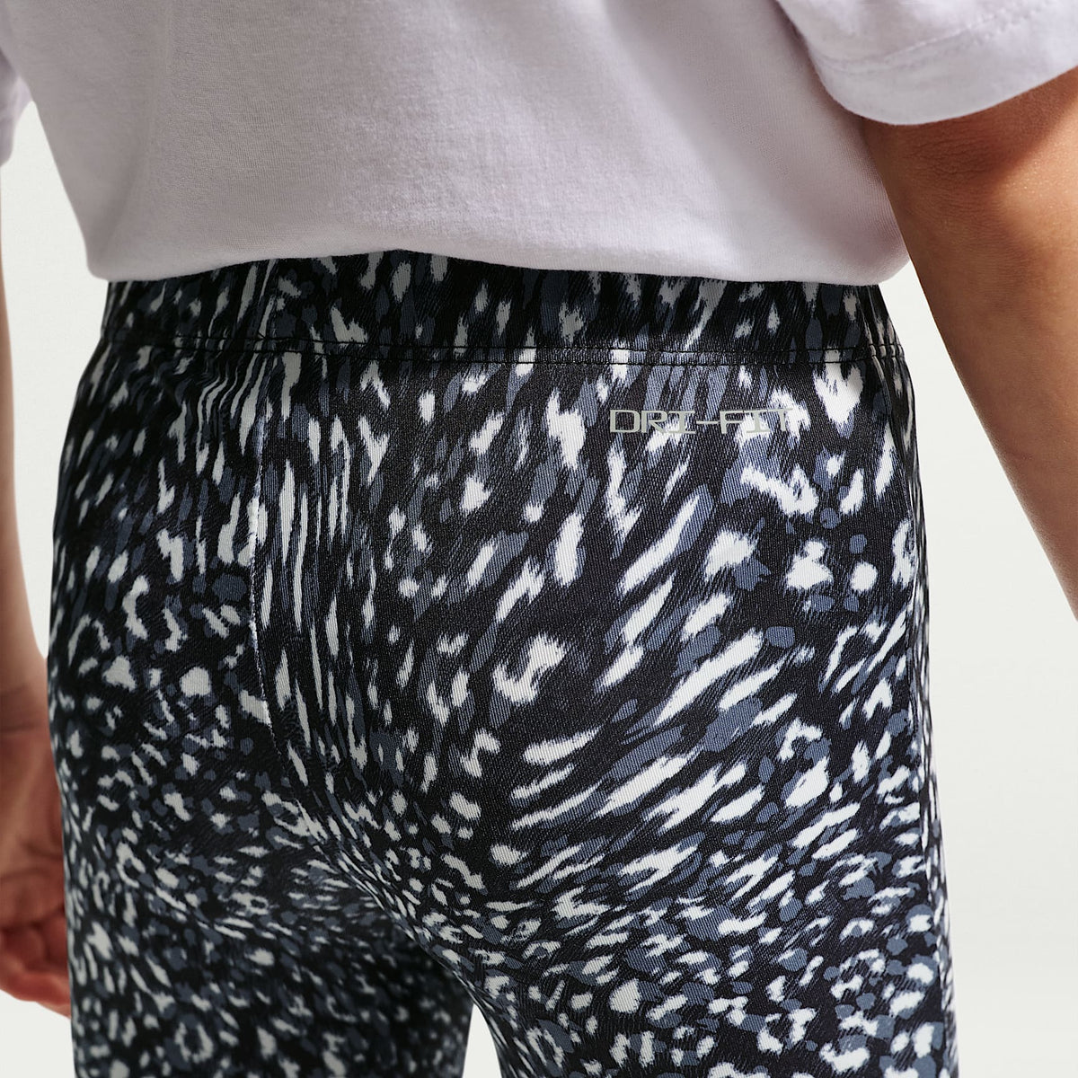 Conjunto de leggings estampados y sudadera de cuello redondo para niños talla pequeña Nike – Negro – vista 5