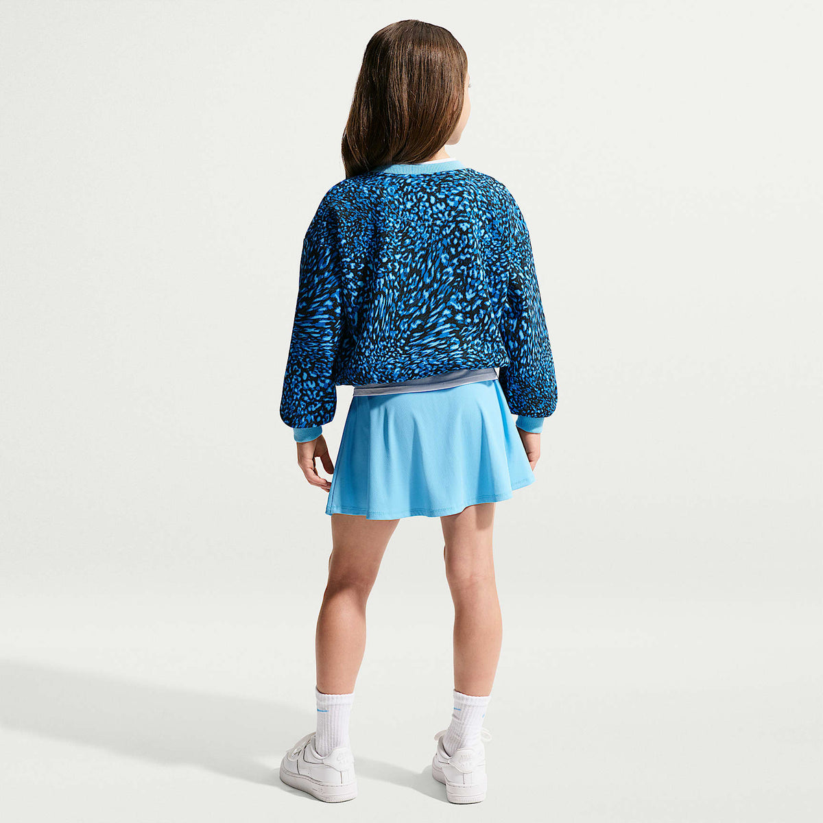 Conjunto de sudadera de cuello redondo estampada y falda para niñas talla pequeña Nike – Azul fútbol – vista 7