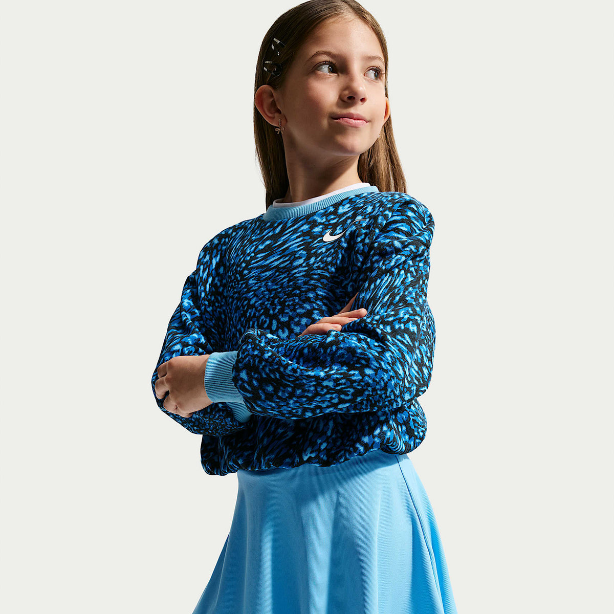 Conjunto de sudadera de cuello redondo estampada y falda para niñas talla pequeña Nike – Azul fútbol – vista 6