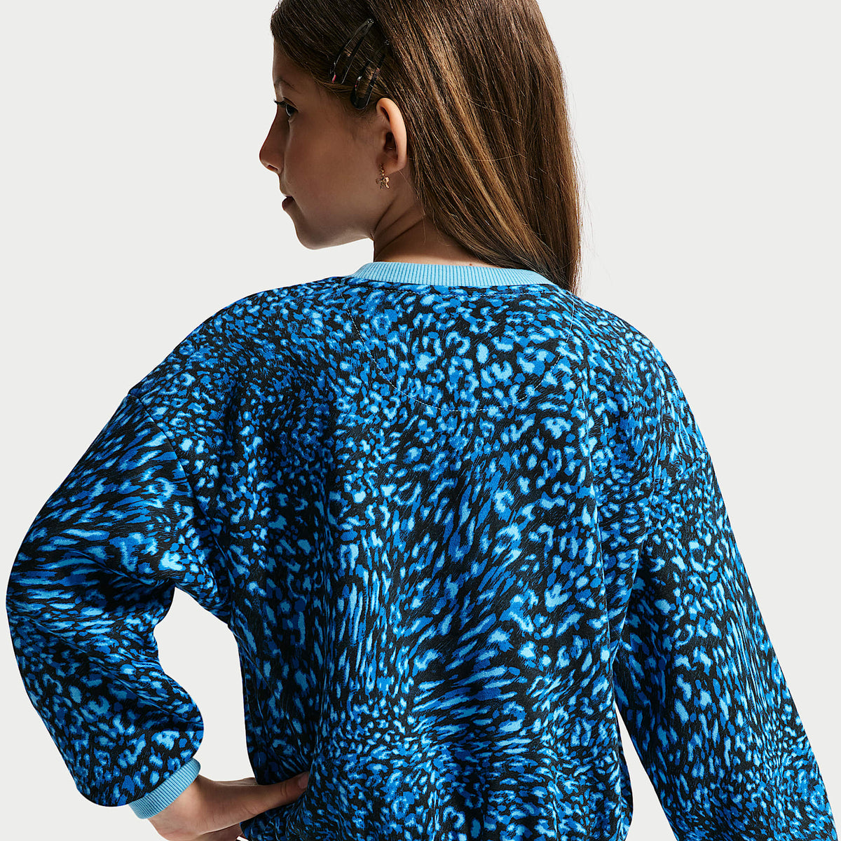 Conjunto de sudadera de cuello redondo estampada y falda para niñas talla pequeña Nike – Azul fútbol – vista 3