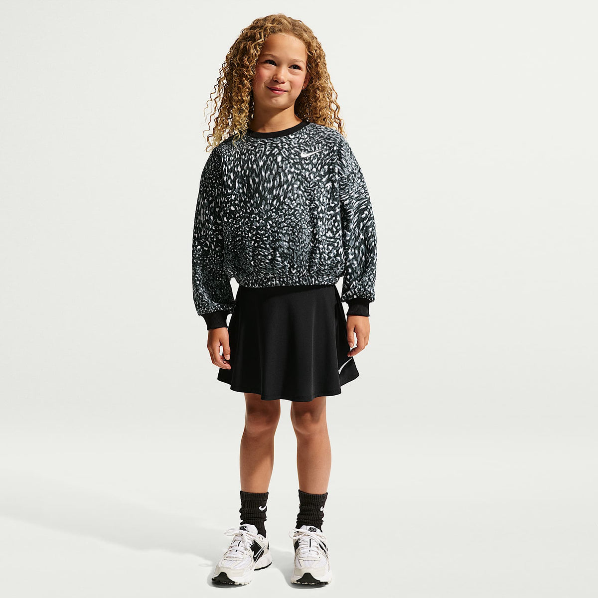 Conjunto de sudadera de cuello redondo estampada y falda para niñas talla pequeña Nike – Negro – vista 1