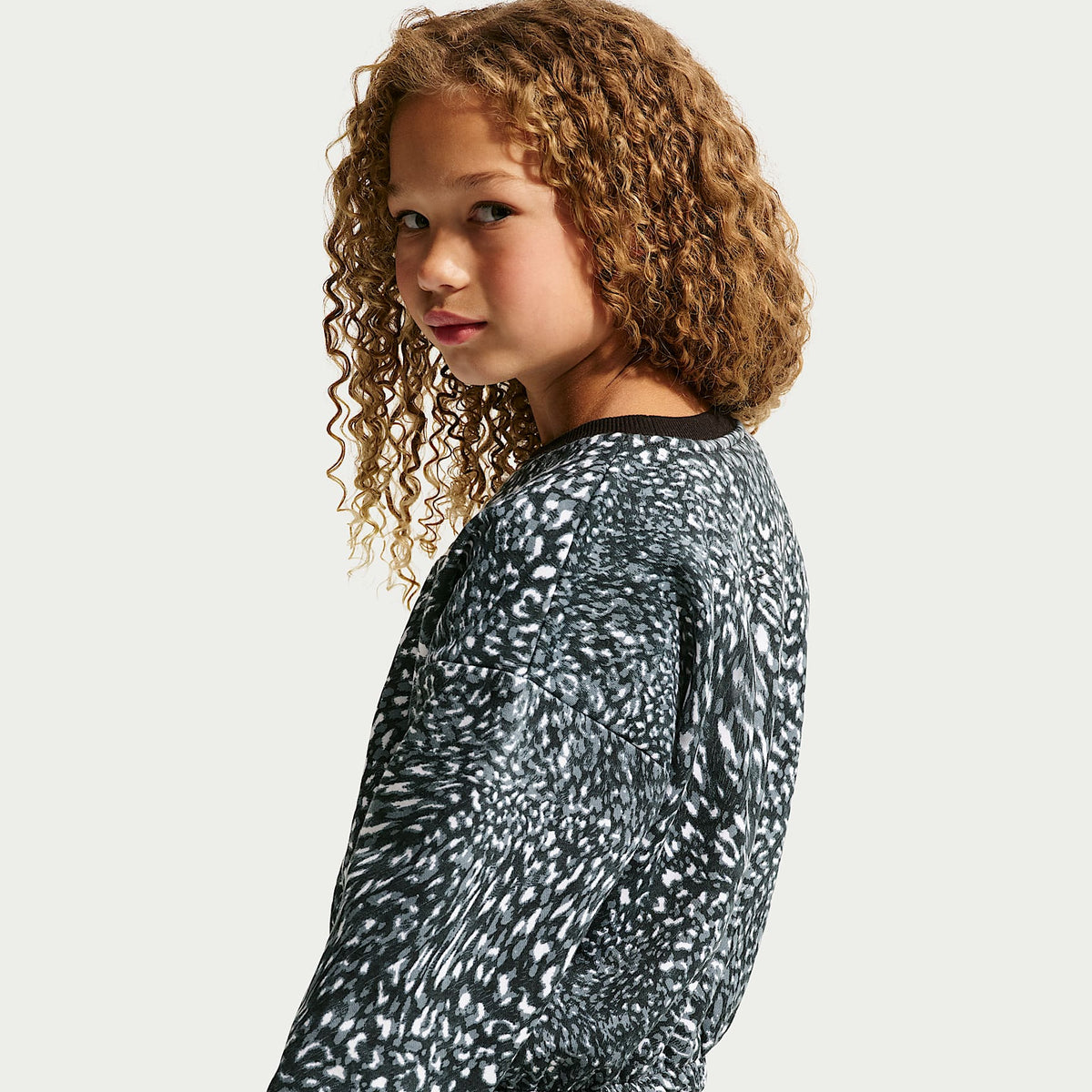 Conjunto de sudadera de cuello redondo estampada y falda para niñas talla pequeña Nike – Negro – vista 3