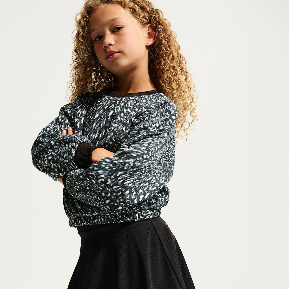 Conjunto de sudadera de cuello redondo estampada y falda para niñas talla pequeña Nike – Negro – vista 6