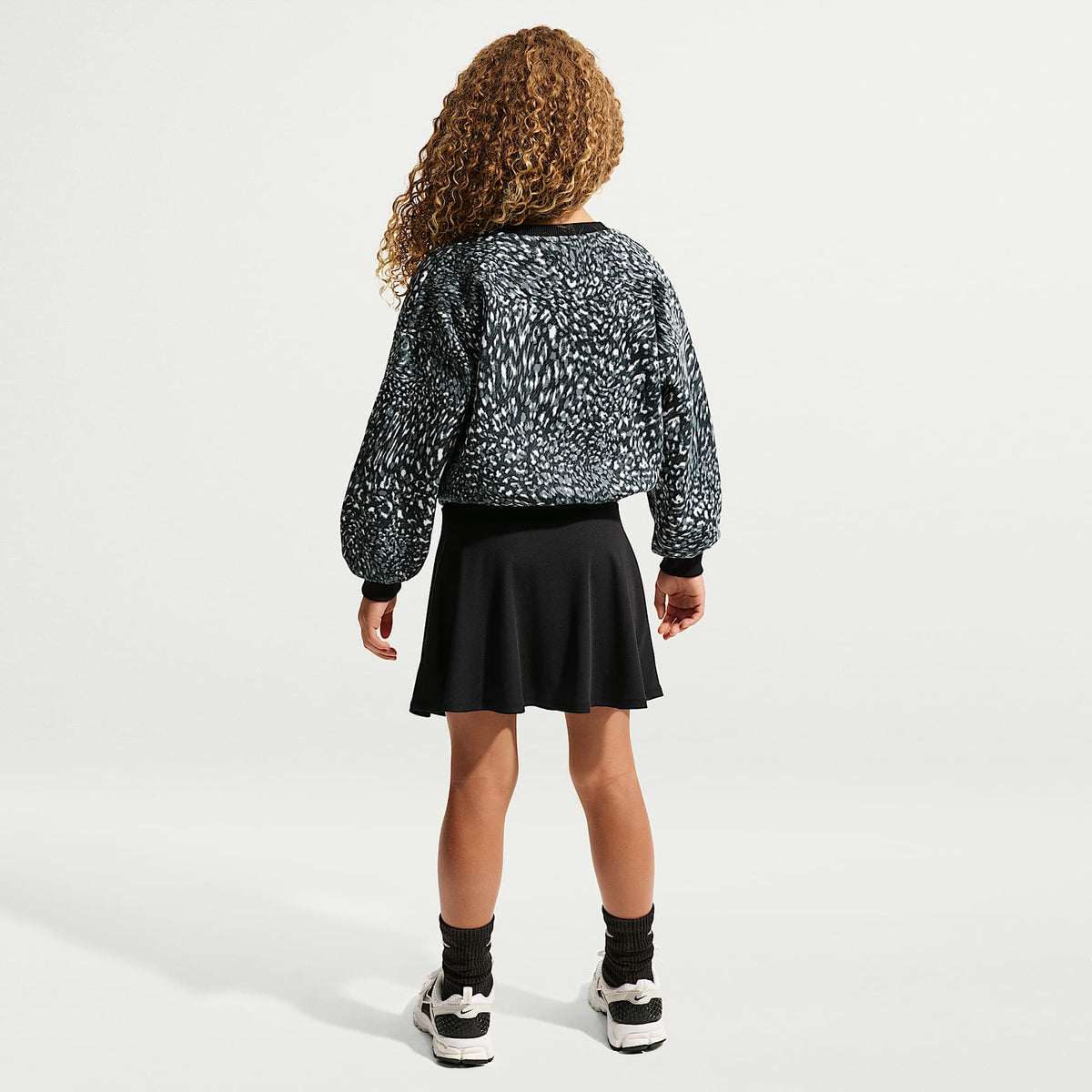 Conjunto de sudadera de cuello redondo estampada y falda para niñas talla pequeña Nike – Negro – vista 7